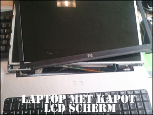 Een kapot LCD scherm van een laptop waarvan de schanieren zijn blijven hangen.